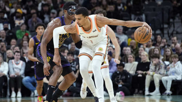 Los Spurs terminan la peor racha de 18 juegos consecutivos venciendo a los Lakers